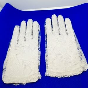Floral Lace Gloves NEW for Girls White Wrist Length Formal Wedding Flower Girl